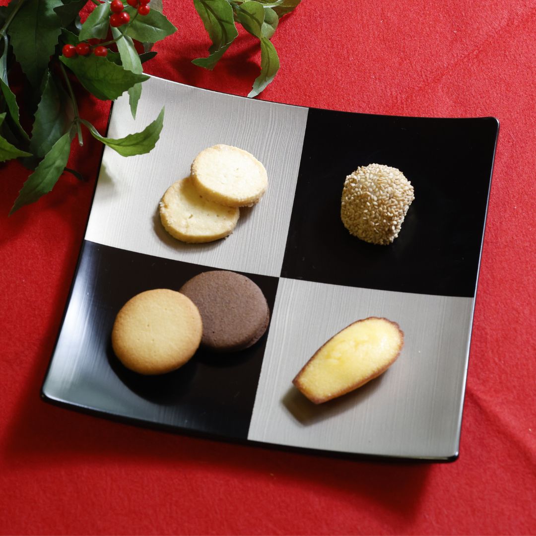 越前 7.5弥生皿 黒ハケ目市松 銀