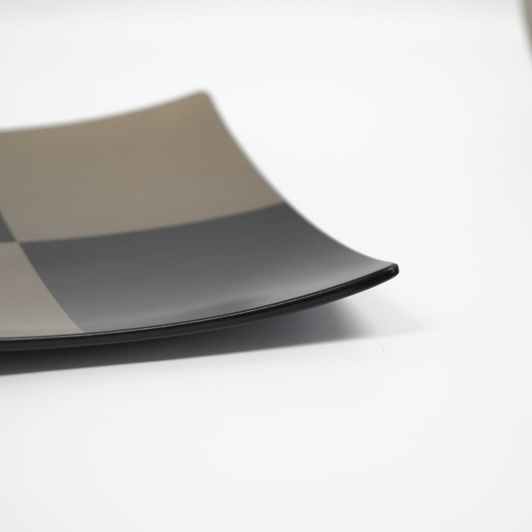 越前 7.5弥生皿 黒ハケ目市松 銀