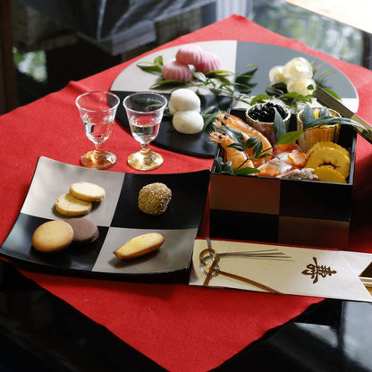 越前 7.5弥生皿 黒ハケ目市松 銀