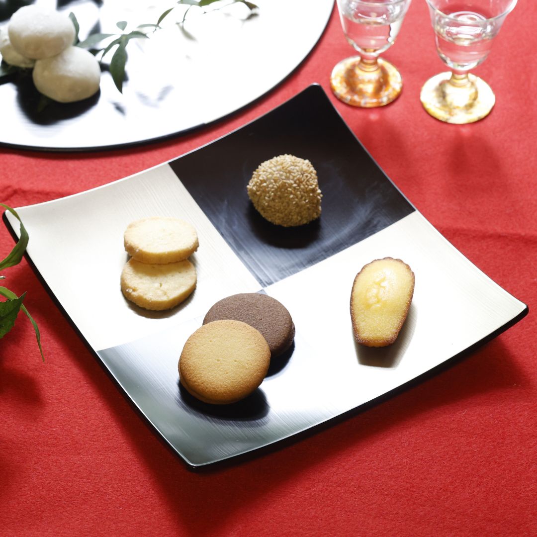 越前 7.5弥生皿 黒ハケ目市松 銀