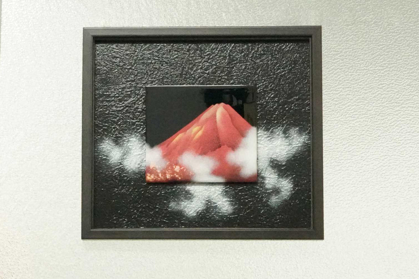 越前漆芸パネル 赤富士 高野博代作 正面写真 ガラス壁面
